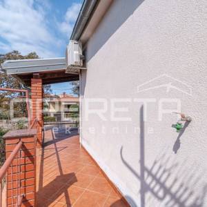 Istra, Buje – stan s okućnicom i pogledom na grad, za renovaciju

