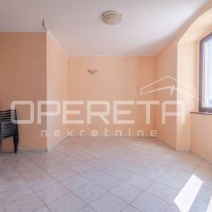 Istra, Buje – stan s okućnicom i pogledom na grad, za renovaciju
