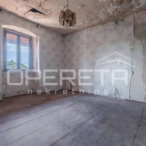 Istra, Buje – stan s okućnicom i pogledom na grad, za renovaciju
