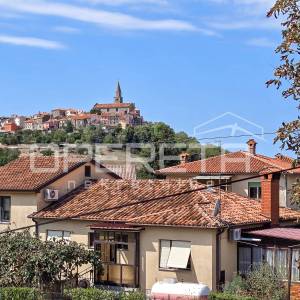 Istra, Buje – stan s okućnicom i pogledom na grad, za renovaciju
