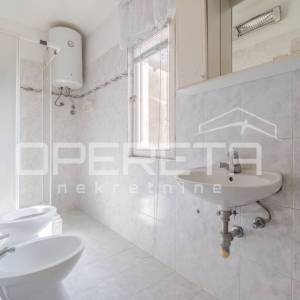Istra, Buje – stan s okućnicom i pogledom na grad, za renovaciju
