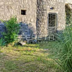 ISTRA, BUZET – Kuća u starom gradu s vrtom i prekrasnim pogledom