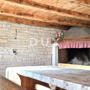 ISTRA, GRAČIŠĆE - Ekskluzivna privatnost, mir i otvoreni pogled – kuća s velikom okućnicom
