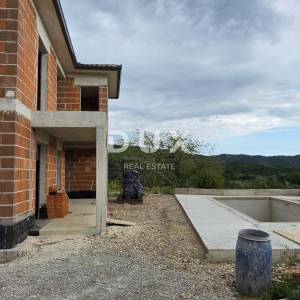 ISTRA, PIĆAN - Novoizgrađena vila smještena u prirodnom okruženju