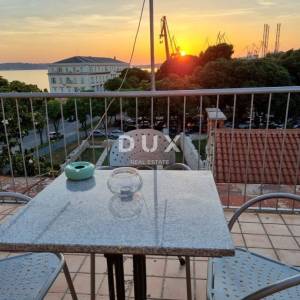 Istra, Pula, dvoetažni stan, centar, terasa, pogled na more, 65 m2