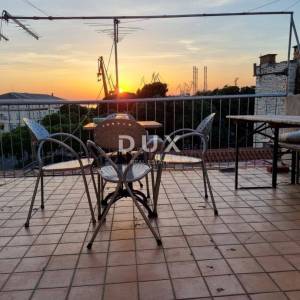 Istra, Pula, dvoetažni stan, centar, terasa, pogled na more, 65 m2