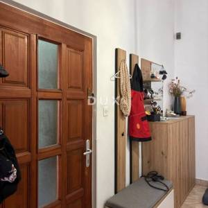Istra, Pula, dvoetažni stan, 74,40 m2, dvorište