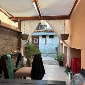 Istra, Pula, dvoetažni stan, 74,40 m2, dvorište