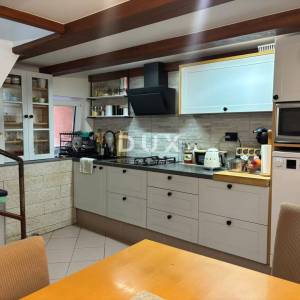 Istra, Pula, dvoetažni stan, 74,40 m2, dvorište
