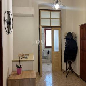 Istra, Pula, dvoetažni stan, 74,40 m2, dvorište
