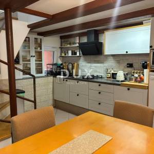 Istra, Pula, dvoetažni stan, 74,40 m2, dvorište