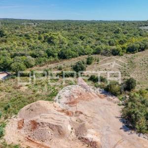 Istra, Pula – gospodarsko zemljište 2.340 m², zone I2 i K1
