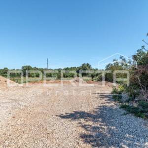 Istra, Pula – gospodarsko zemljište 2.340 m², zone I2 i K1
