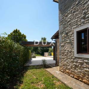 ISTRA, SVETI LOVREČ – Kamena kuća s bazenom u mirnom istarskom okruženju