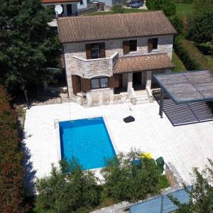 ISTRA, SVETI LOVREČ – Kamena kuća s bazenom u mirnom istarskom okruženju