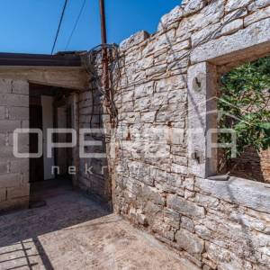ISTRA, TINJAN (OKOLICA) -  Jedinstveni kompleks kamenih kuća s velikim potencija