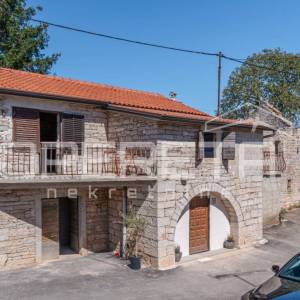 ISTRA, TINJAN (OKOLICA) -  Jedinstveni kompleks kamenih kuća s velikim potencija