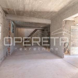 ISTRA, TINJAN (OKOLICA) -  Jedinstveni kompleks kamenih kuća s velikim potencija