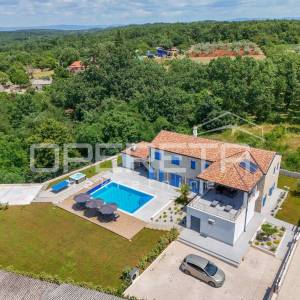 Istra, Višnjan okolica – istarska vila s bazenom i pogledom na more
