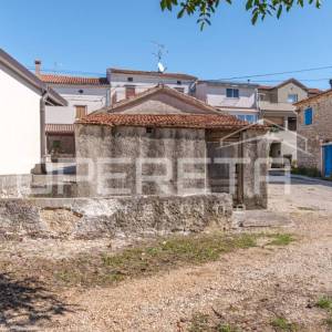 Istra, Vižinada okolica- Mala kamena kućica za adaptaciju
