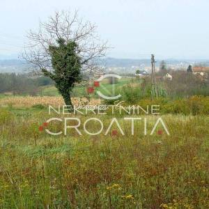 IVANEC: zemljište s objektom, strujom i vodom!