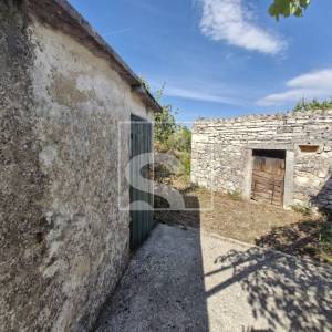 Kamena kuća na građevinskoj parceli od 1919m2 - Rakalj