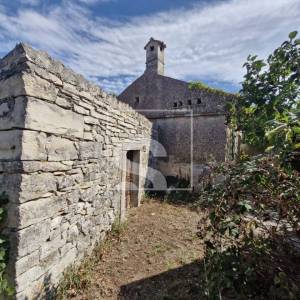 Kamena kuća na građevinskoj parceli od 1919m2 - Rakalj