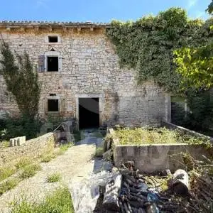 KAMENA KUĆA SA PROSTRANOM OKUĆNICOM