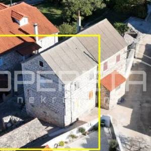 Kamena kuća za adaptaciju u Dračevici na otoku Braču