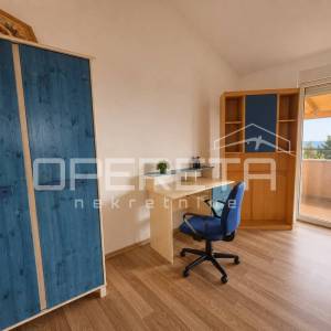 Kaštel Kambelovac, prostrani dvoetažni trosoban stan s pogledom na more