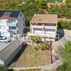 Kaštel Kambelovac, prostrani dvoetažni trosoban stan s pogledom na more