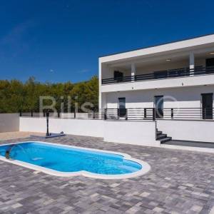 Kaštel Novi, prekrasna obiteljska villa sa bazenom, prodaja