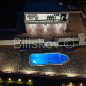 Kaštel Novi, prekrasna obiteljska villa sa bazenom, prodaja