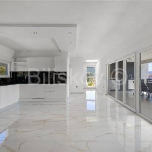 Kaštel Novi, prekrasna obiteljska villa sa bazenom, prodaja