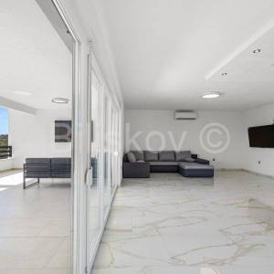 Kaštel Novi, prekrasna obiteljska villa sa bazenom, prodaja