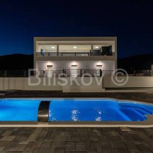 Kaštel Novi, prekrasna obiteljska villa sa bazenom, prodaja