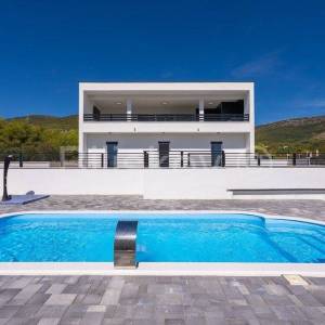 Kaštel Novi, prekrasna obiteljska villa sa bazenom, prodaja