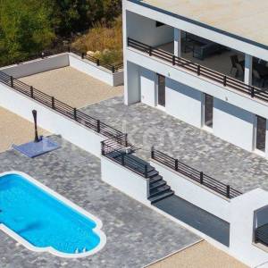 Kaštel Novi, prekrasna obiteljska villa sa bazenom, prodaja