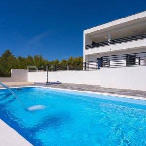 Kaštel Novi, prekrasna obiteljska villa sa bazenom, prodaja