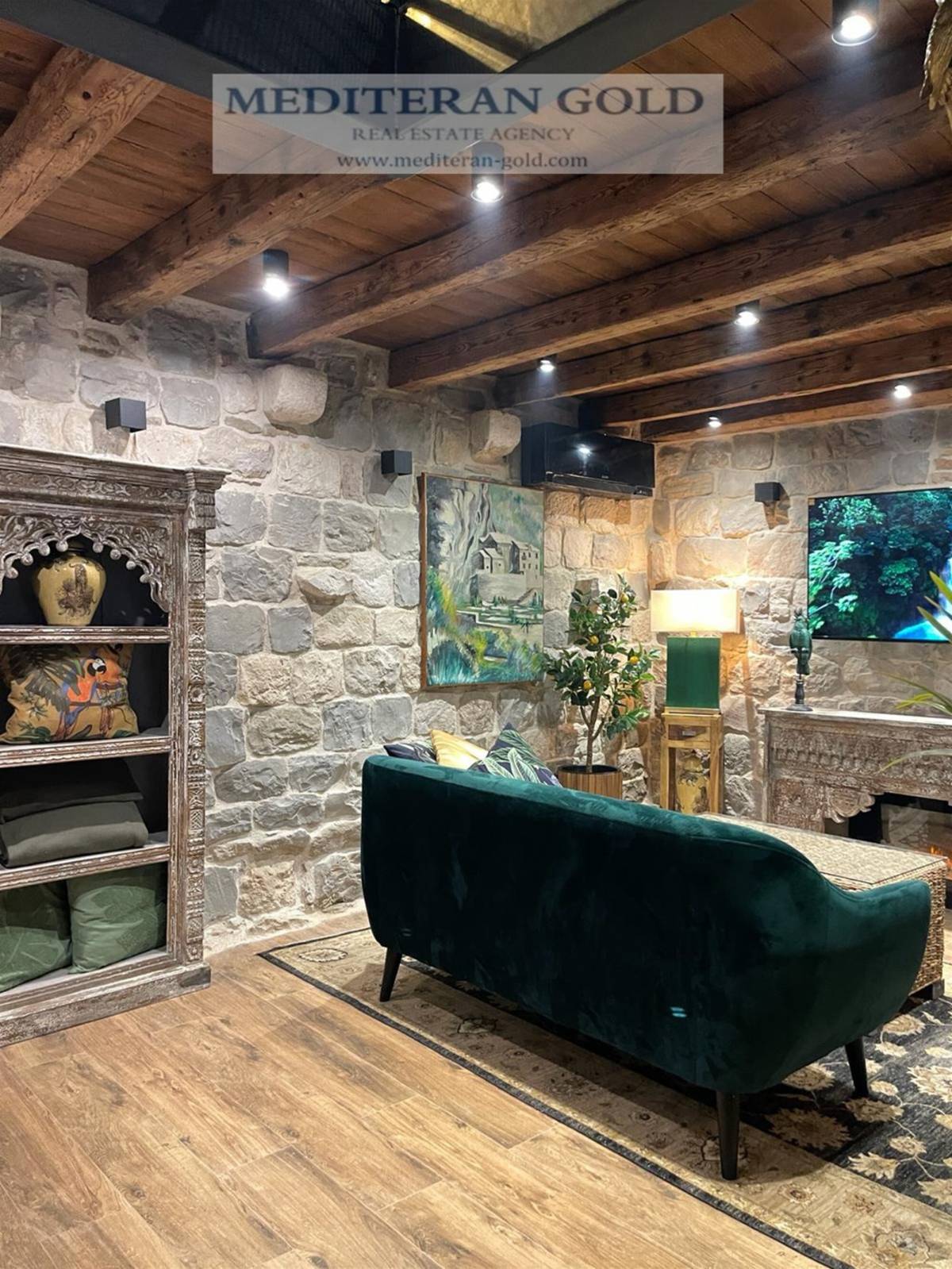 Kaštel Stari, uređena kamena kuća uz more