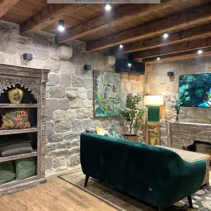 Kaštel Stari, uređena kamena kuća uz more