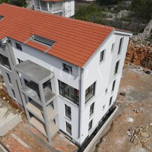 Komforan stan s pogledom na more i bazenom