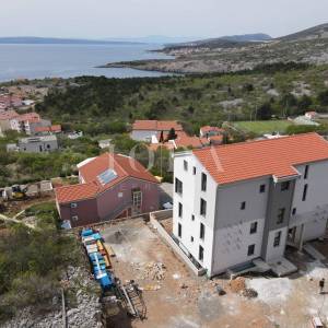 Komforan stan s pogledom na more i bazenom