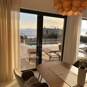 KOSTRENA – Ekskluzivna moderna vila od 520 m² s 2 bazena i Smart Home sustavom