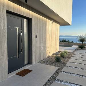 KOSTRENA – Ekskluzivna moderna vila od 520 m² s 2 bazena i Smart Home sustavom