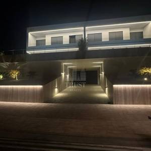 KOSTRENA – Ekskluzivna moderna vila od 520 m² s 2 bazena i Smart Home sustavom