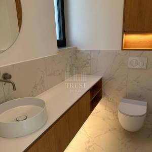 KOSTRENA – Ekskluzivna moderna vila od 520 m² s 2 bazena i Smart Home sustavom