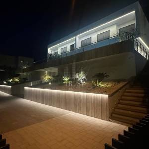 KOSTRENA – Ekskluzivna moderna vila od 520 m² s 2 bazena i Smart Home sustavom
