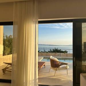 KOSTRENA – Ekskluzivna moderna vila od 520 m² s 2 bazena i Smart Home sustavom