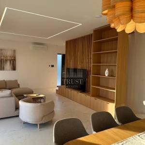 KOSTRENA – Luksuzan stan od 260 m² u dvojnoj vili s bazenom i Smart Home sustavom